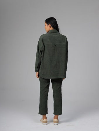 Вельветовая рубашка и стильные брюки.