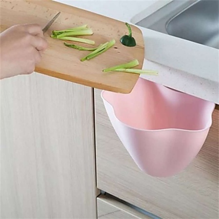 Dolap kapağına sabitlenmiş plastik çöp sepeti