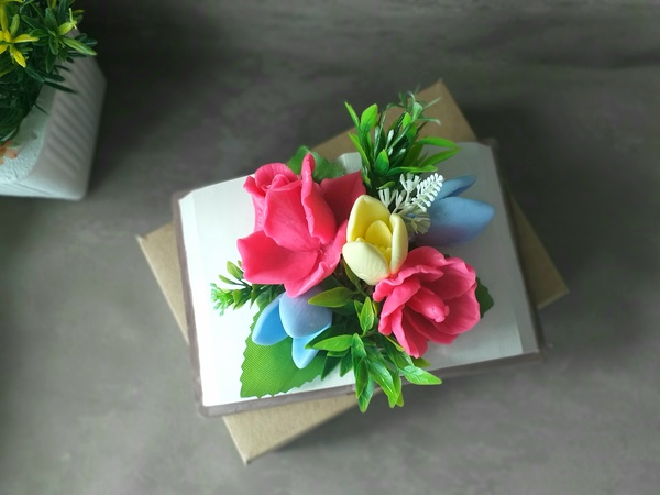 Kitap standı ve bir buket sabun