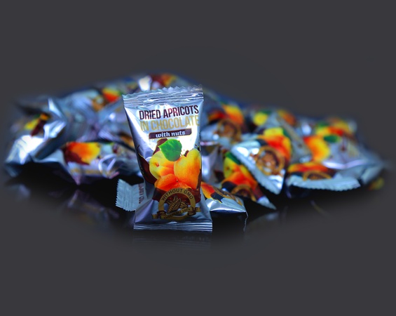 FORTEZZA çikolataları. Bütün kuruyemişler ile bütün kuru meyveler, en kaliteli çikolata sosu.