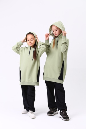 3. Kinder-Trainingsanzug mit seitlichen Einsätzen (3-Kids-Sportanzug)