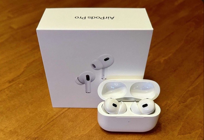 Apple AirPods Pro 2nd Generation with MagSafe Wireless Charging Case (USB‑C)
