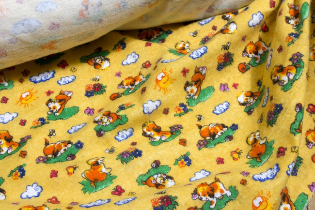 Ткань постельная Собачки на желтом