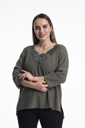 Блузка с V-образным вырезом с вышивкой