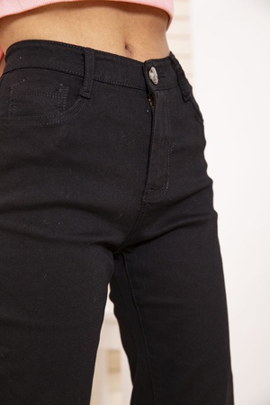 ЖЕНСКИЕ ПРЯМЫЕ ДЖИНСЫ ЧЕРНОГО ЦВЕТА