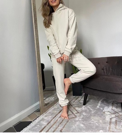 Kapüşonlular, spor çiftler, sweatshirtler, tişörtler, body gömlekleri