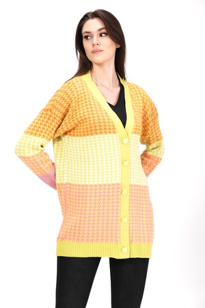 Красочный вязаный кардиган с узором "лом"