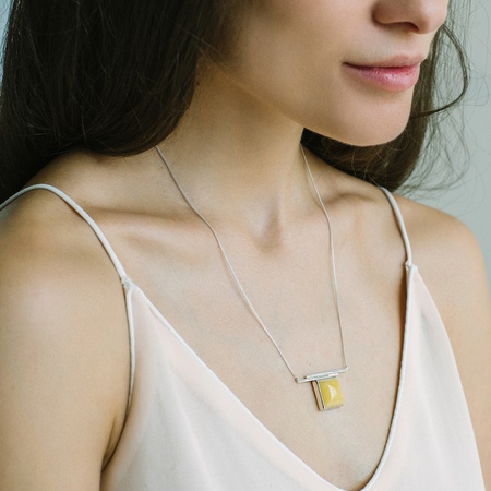 Kehribar rengi &quot;İki telli&quot; gümüş kolye