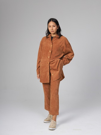 Вельветовая рубашка (удлиненная) и стильные брюки.