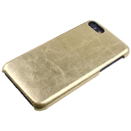 Кожаный чехол золотого цвета для iPhone.