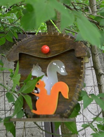 Кормушка для белок и птиц