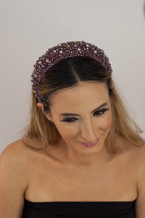 Бижутерия ручной работы из кристаллов и бархатной короны сиреневого цвета с блестящими камнями