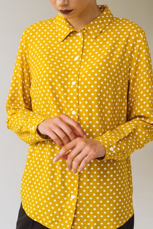 ПРЯМАЯ РУБАШКА В МОЛОЧНЫЙ ГОРОХ НА ГОРЧИЧНОМ ФОНЕ