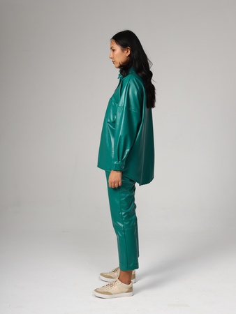 皮革衬衫和时尚的裤子