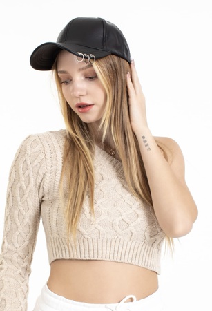 Шляпа из искусственной кожи с пирсингом