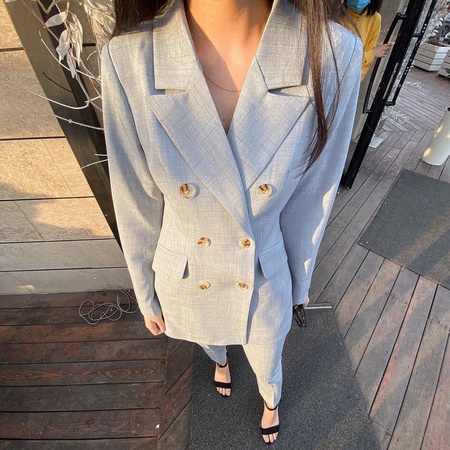 Приталенный, женственный льняной костюм