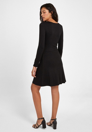 Короткое платье с декольте