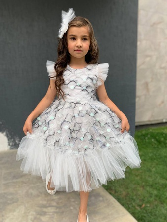 Вечернее платье с пайетками и пряжками