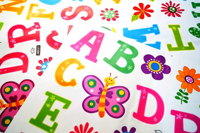 Çocuk odasında renkli harflerle &quot;İngiliz alfabesi&quot; çıkartması