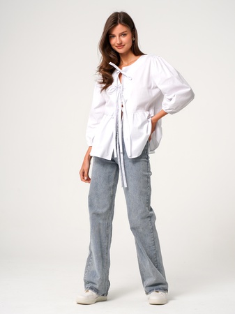 Блузка белая на завяках