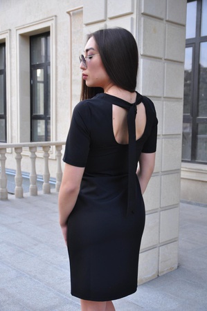 Платье черное длины мини с открытой спиной