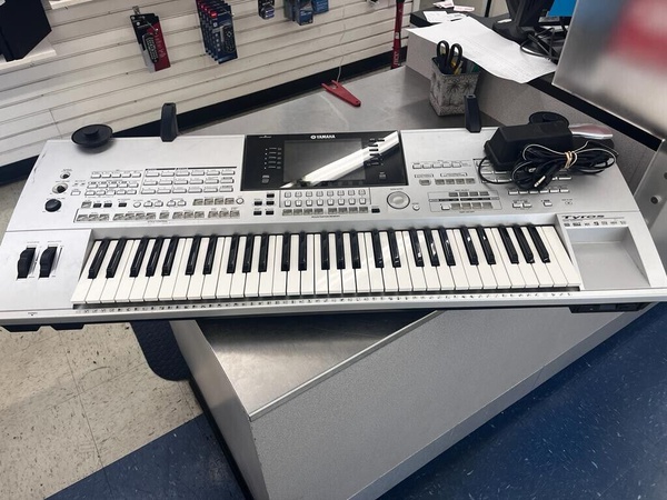 Рабочая станция синтезатора с клавиатурой Yamaha Tyros 1