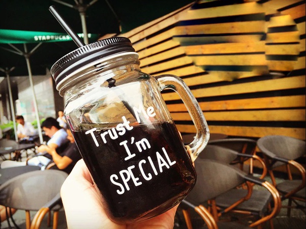 Кружка с трубочкой и крышкой в виде стеклянной банки с ручкой