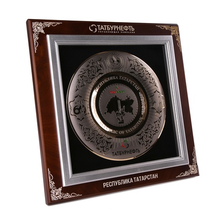 Тарелка бронзовая под стеклом