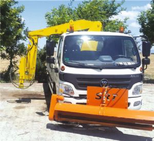 Yol süpürme aracı