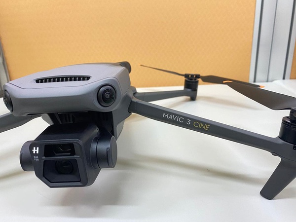 DJI Mavic 3 — камерный дрон с 4/3 CMOS-камерой Hasselblad, видео 5.1K, картой Micro SD на 128 ГБ, устройством чтения карт памяти USB 3.0, посадочной площадкой, водонепроницаемым рюкзаком и многим другим