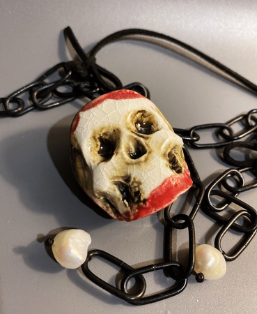 Bilgeliğin Üç İncisi Kolye. Doğal incili ve metal zincirli seramik takılar