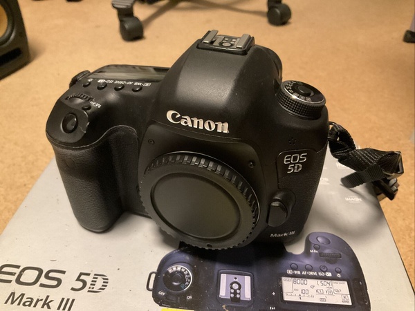 Canon EOS 5D Mark iii .