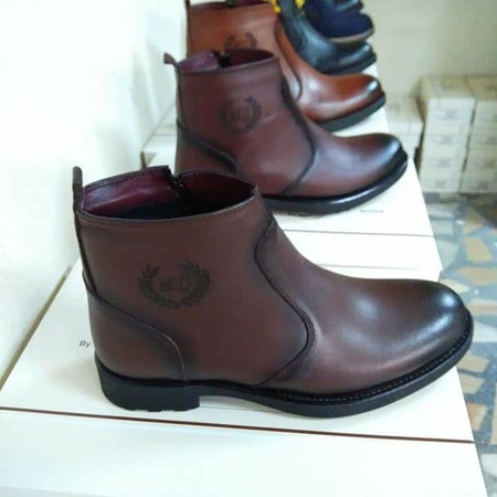 Erkek ayakkabıları satıyorum. Üretim Türkiye.