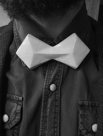 Uniseks papyon. Beyazın Kenarları. Seramik ve deri.