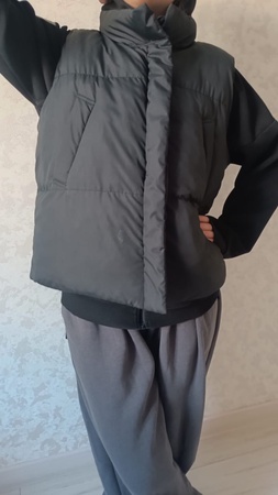 Женский жилет утепленный короткий