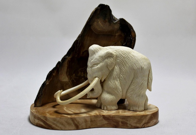 Мамонт у скалы с наскальным рисунком