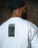 белая футболка