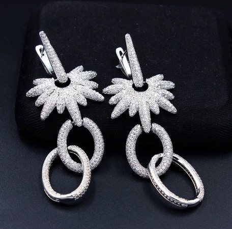 Серьги из ювелирного металла и цирконов