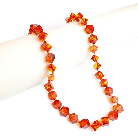 Бусы из янтаря кубик