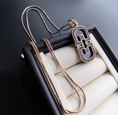 Колье с кулонами