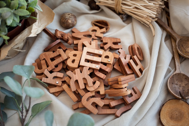 Mıknatıslar üzerindeki harfler kümesi &quot;Alfabe - 66&quot; ahşaptan yapılmıştır