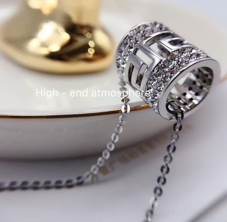 Колье с кулонами