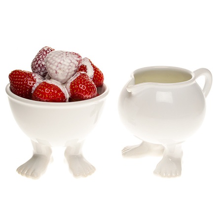 Kleine Schüssel und Milchkännchen