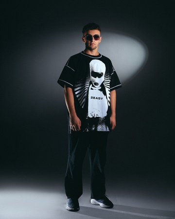 черная футболка