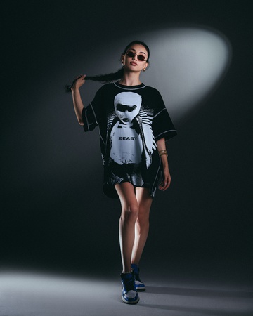 черная футболка