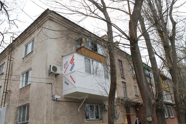 Kerç&#39;te anahtar teslimi balkonların (kaplama, kaplama, zemin, tavan) genişletilmesi