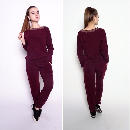 Женский костюм бордового цвета