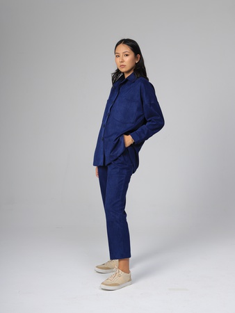 Вельветовая рубашка и стильные брюки.