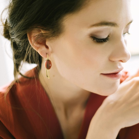 Altın kaplama ve kiraz kehribarına sahip gümüş geometrik küpeler