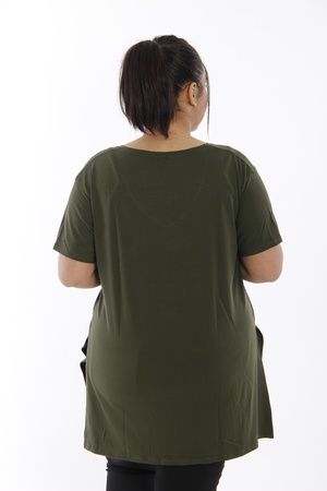 Футболка большого размера с V-образным вырезом с прорезями - хаки (1)